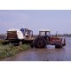 Semis du riz réalisé avec un tracteur sur une rizière inondée. © Jean-Claude Mouret